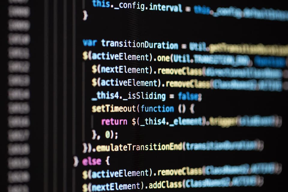 Code informatique et schéma d'API affichés sur un écran de développeur.