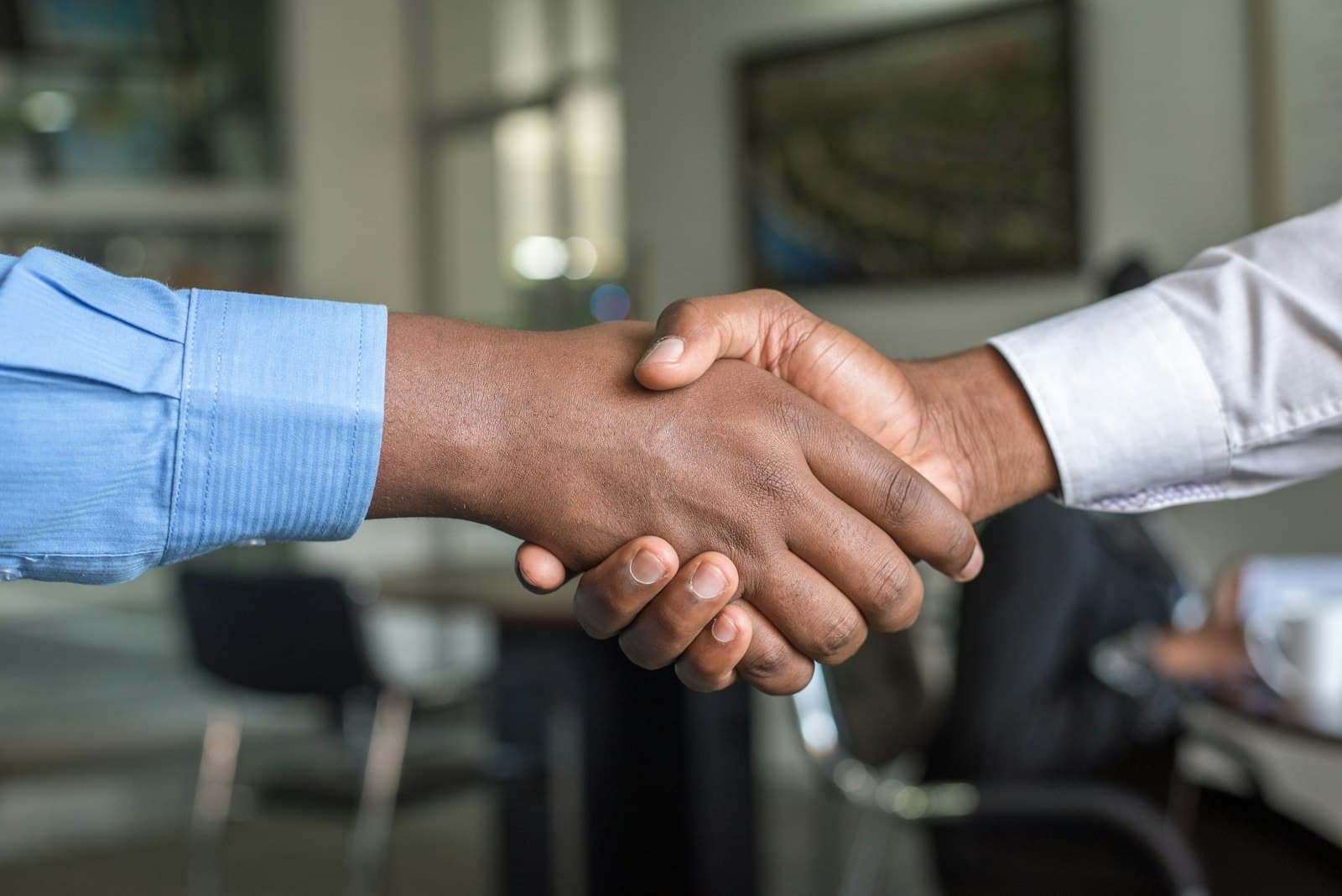 Poignée de main professionnelle scellant un accord de début de mission.