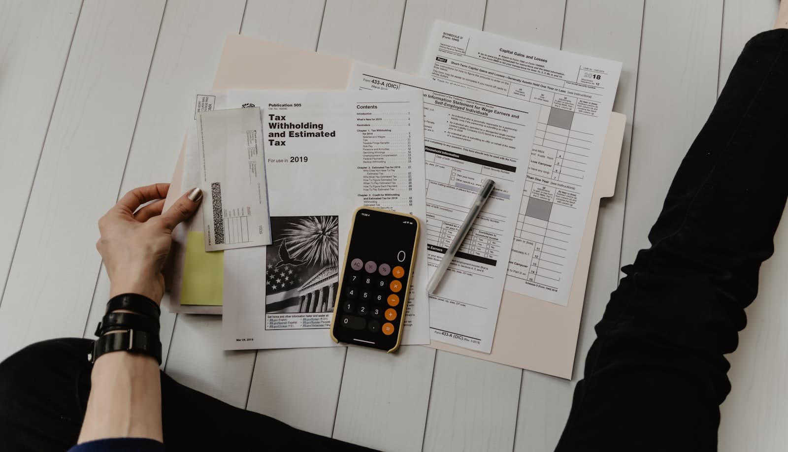 Tickets de caisse et calculatrice posés sur un bureau, gestion des dépenses professionnelles.