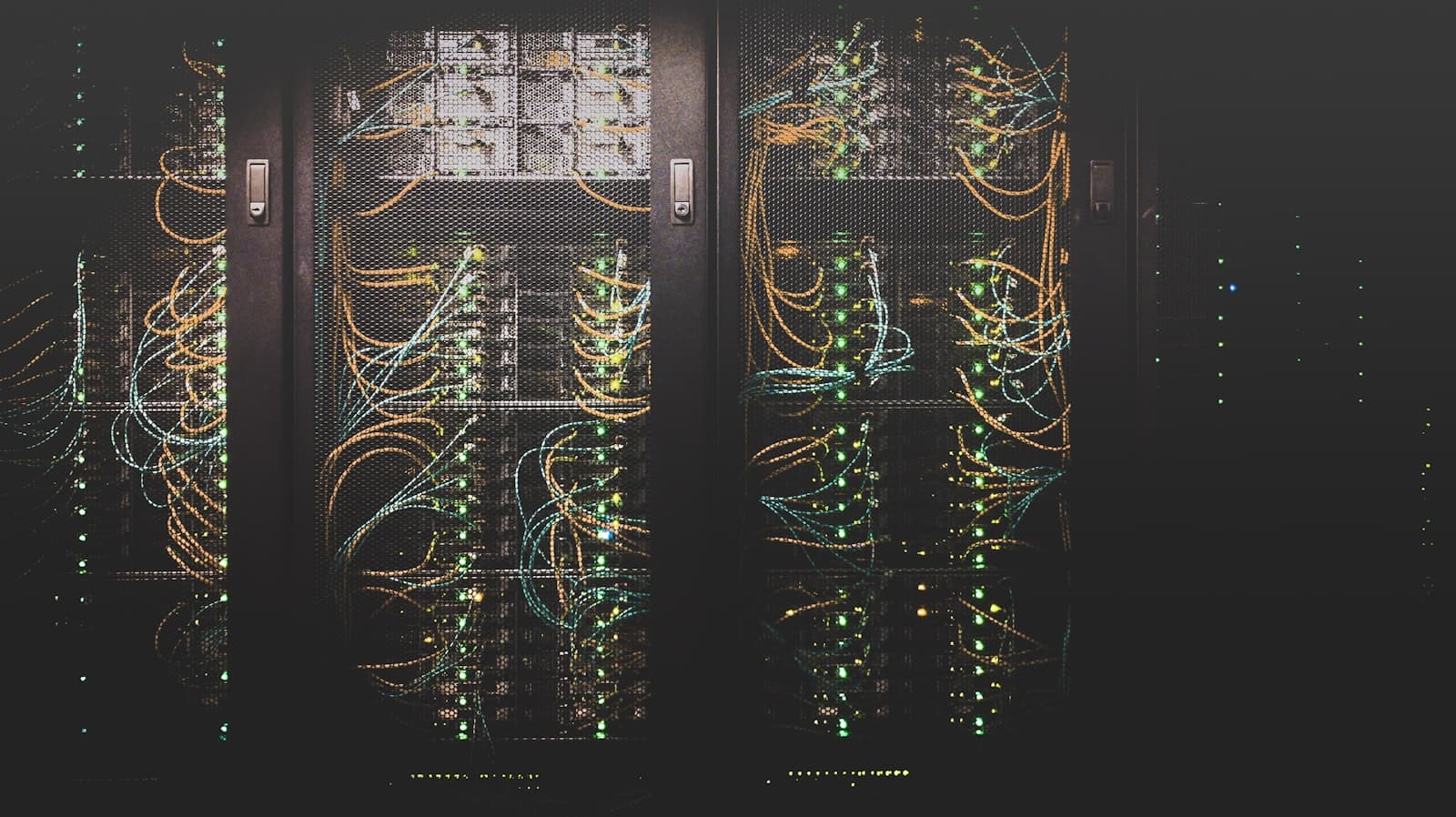 Salle serveur avec baies informatiques, hébergement et sécurité des données.