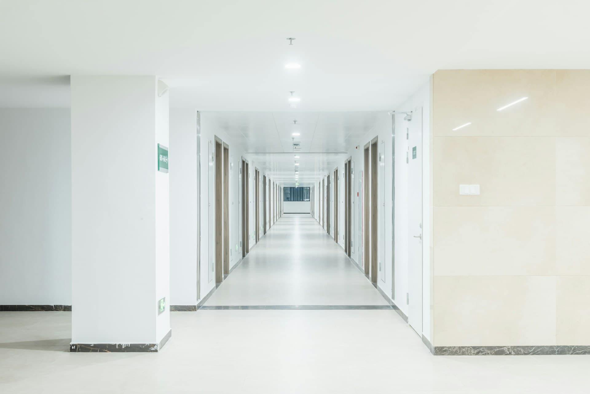 Couloir vide avec une porte fermée, évoquant l'abandon du portail public de facturation.