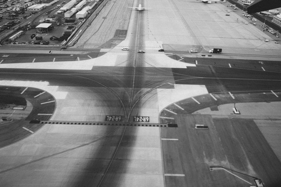 Piste d'envol vue du ciel, métaphore du runway financier.
