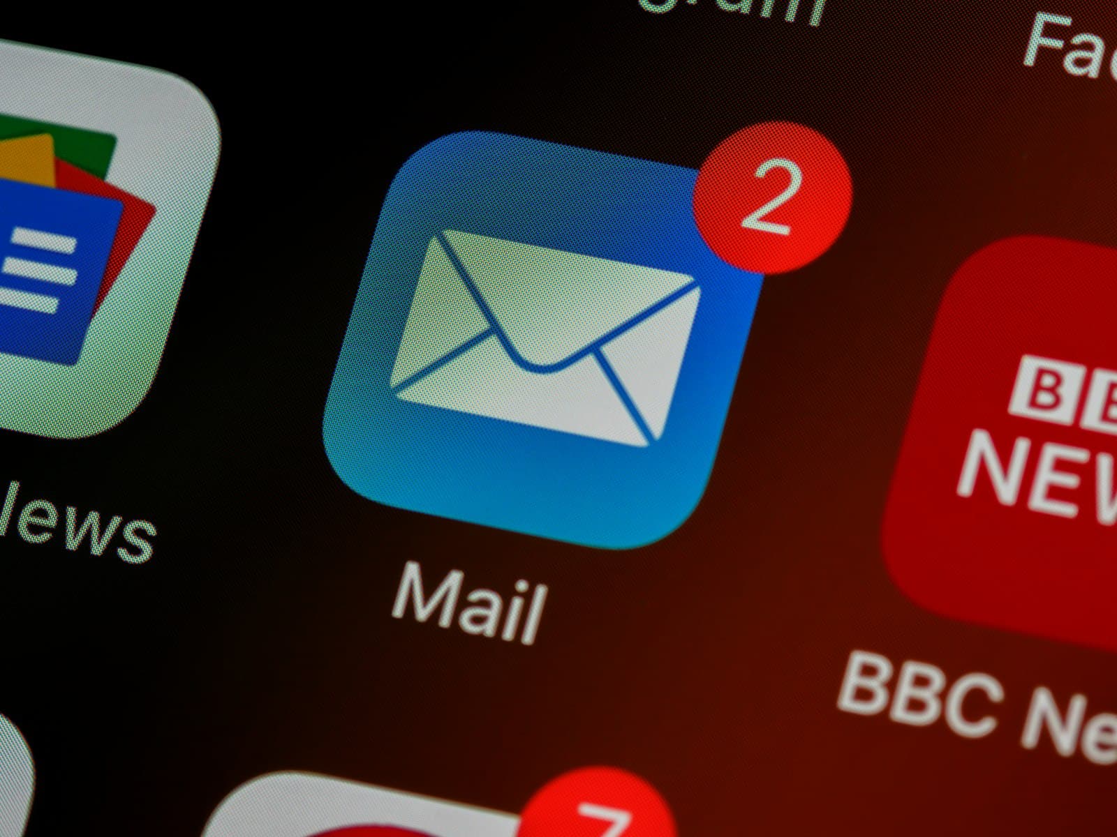 Icône d'application de messagerie avec des notifications de nouveaux emails.