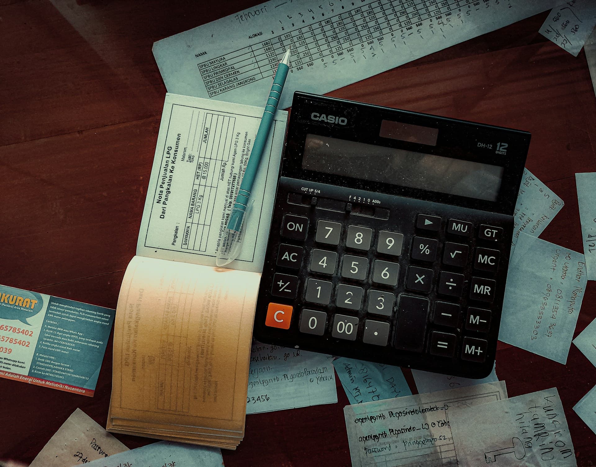 Bureau d'un indépendant avec calculatrice et facture en cours de traitement.